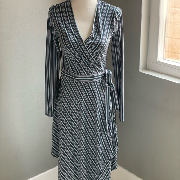 BCBGMaxAzria Gray and White Long Sleeve Wrap Dress - Picture 1 of 5